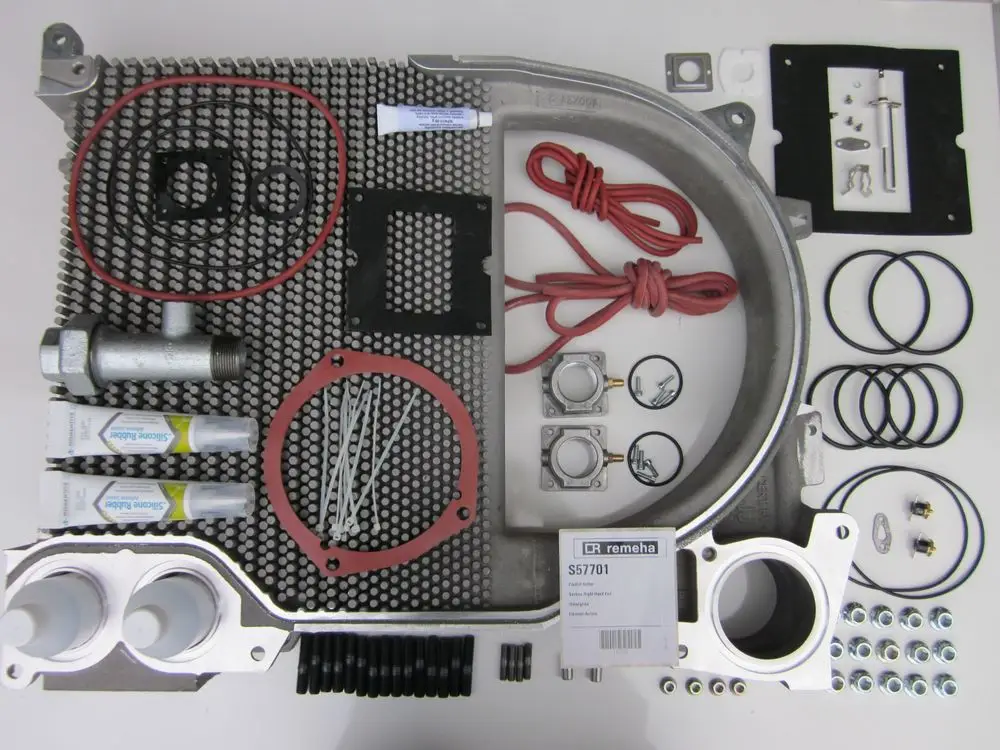 Bausatz mit verschiedenen Komponenten, darunter Dichtungen, Rohre und Schrauben, für ein Remeha-System zur Installation oder Reparatur.